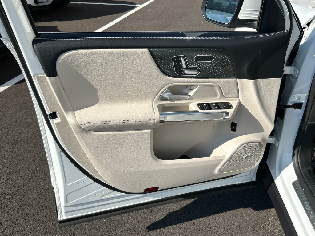 New 2026 Polar White Mercedes-Benz GLB 250 image 10
