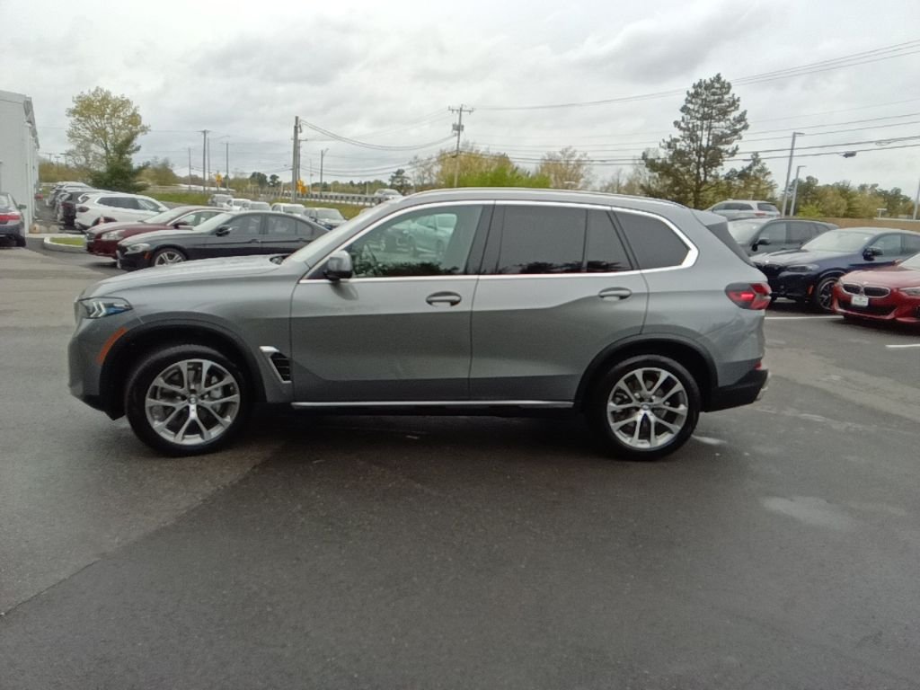 Used 2026 Skyscraper Grey Metallic BMW xDrive40i image 4