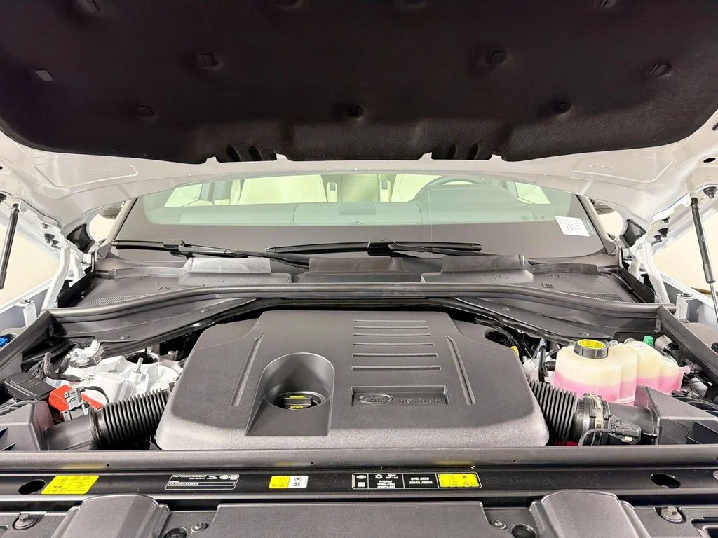 New 2026 Ostuni Pearl White Land Rover SE image 32