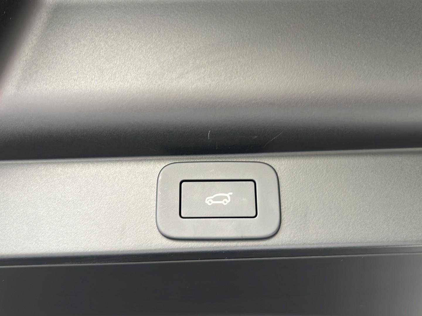 Used 2026 Santorini Black Metallic Land Rover SE image 30