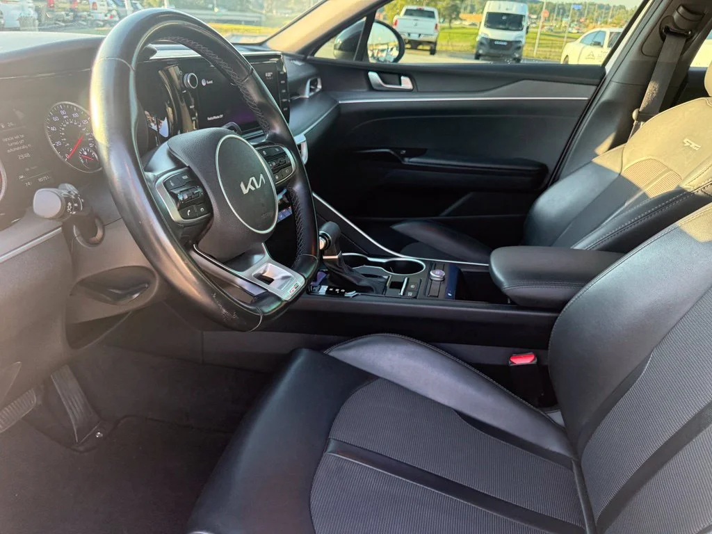 Used 2022 White Kia GT-Line image 23