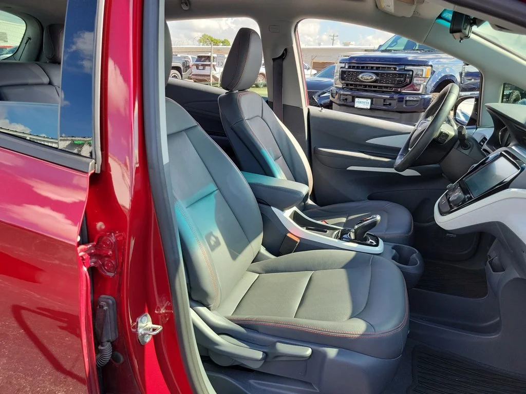 Certified Used 2017 Includes (TUS) Black grille. Chevrolet Premier image 26