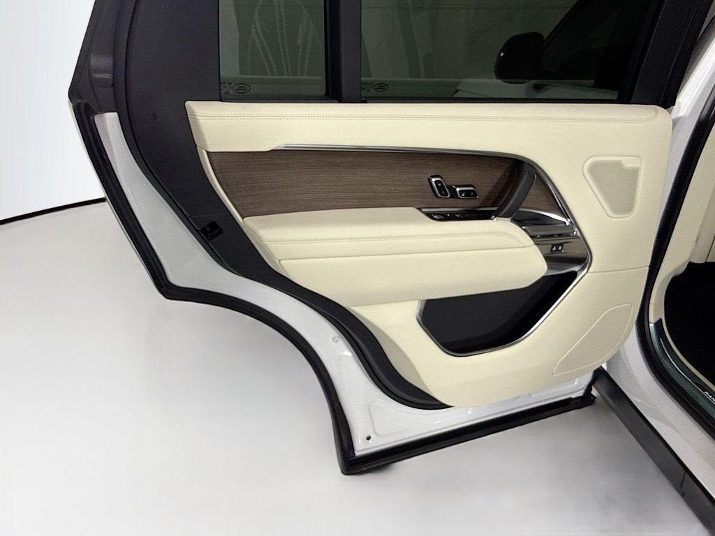 New 2026 Fuji White LAND ROVER SE 7 Seats image 27
