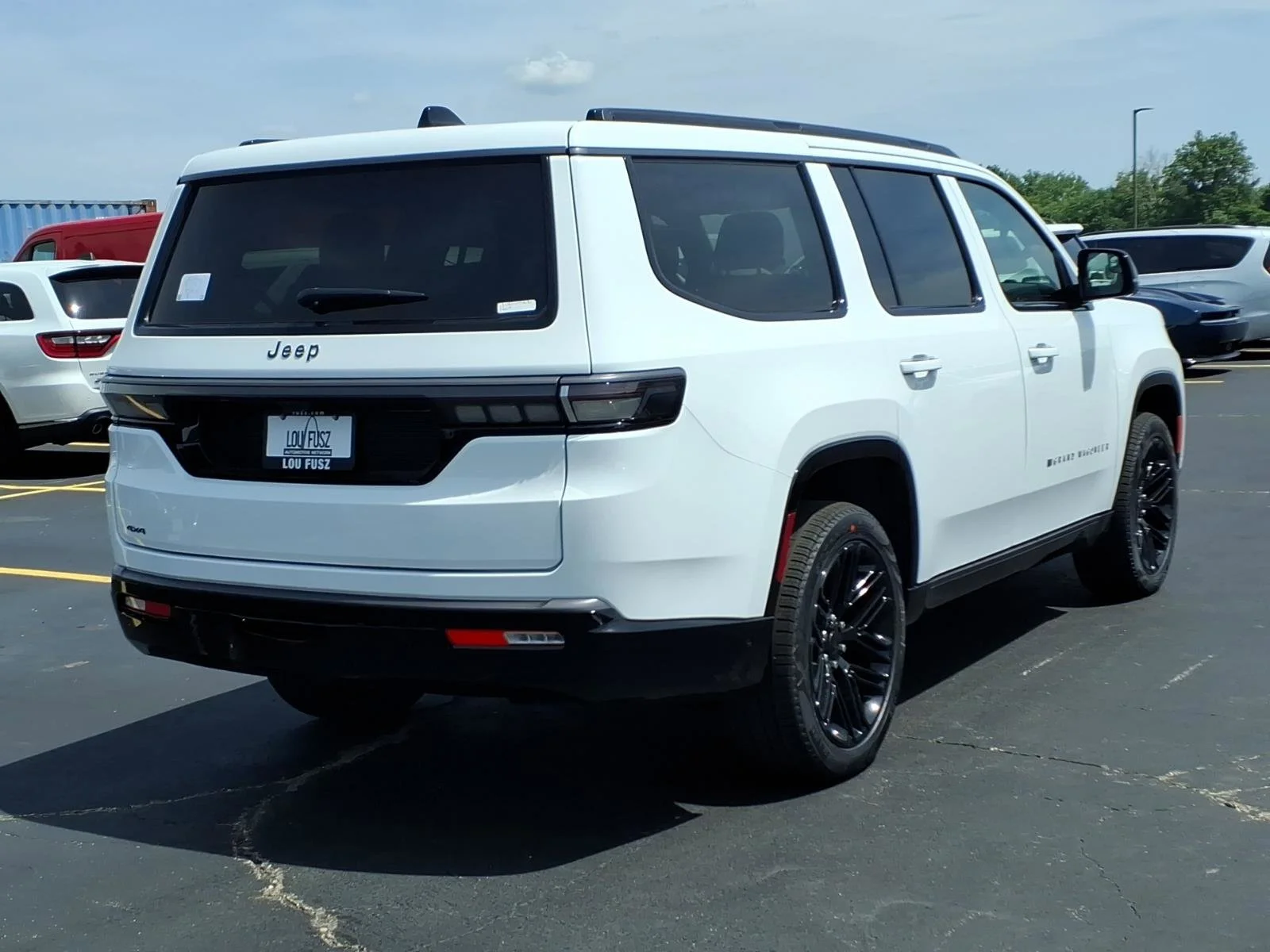 New 2026 Bright White Clear-Coat Exterior Paint Jeep Limited Reserve image 18