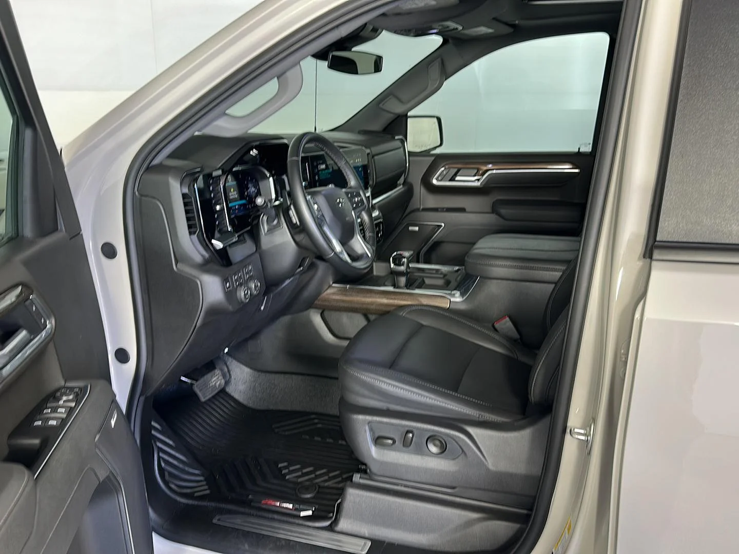 Used 2026 White Sands Chevrolet RST image 9