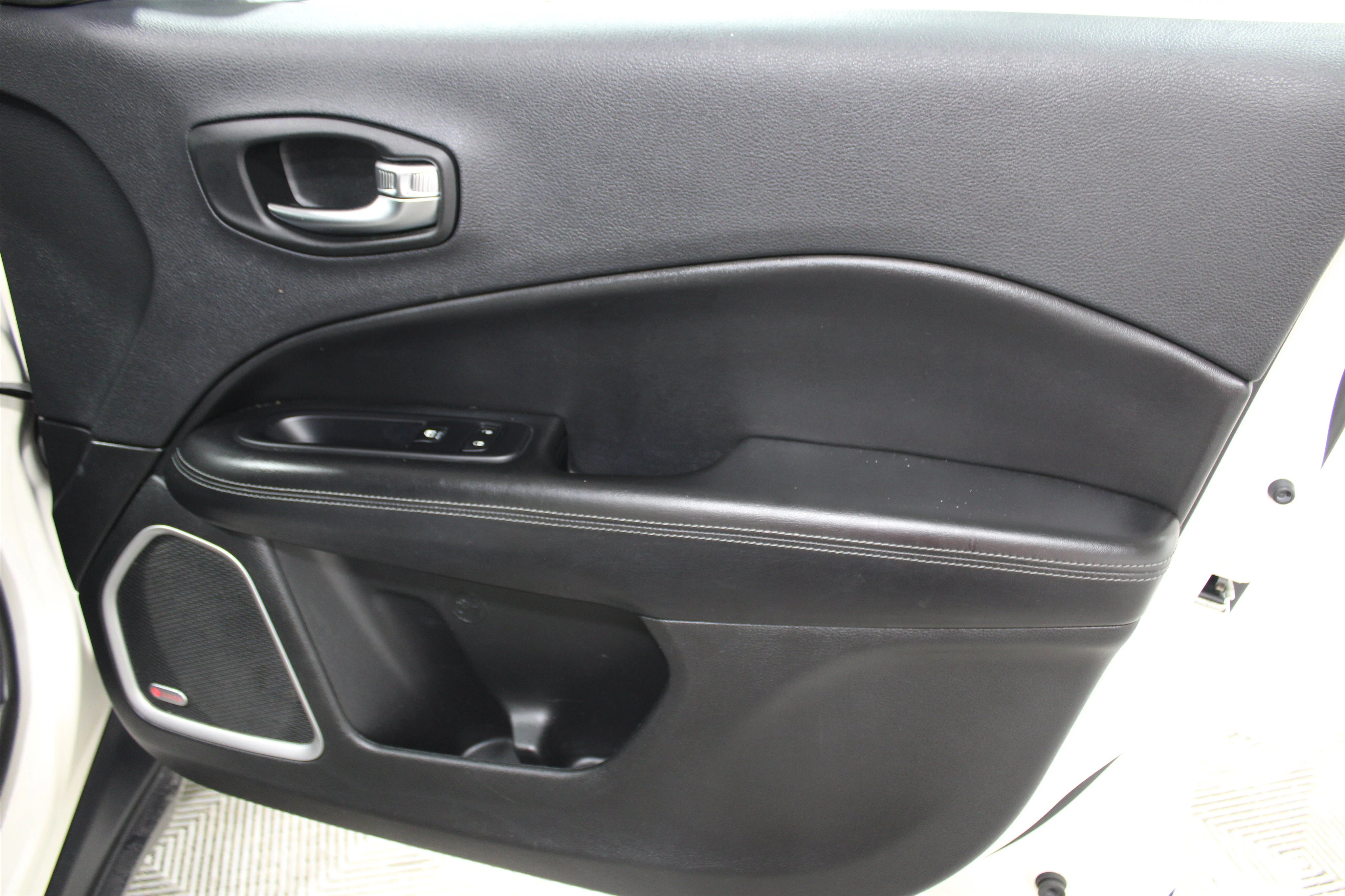 Used 2019 Pearl White Tri-Coat Jeep High Altitude image 25