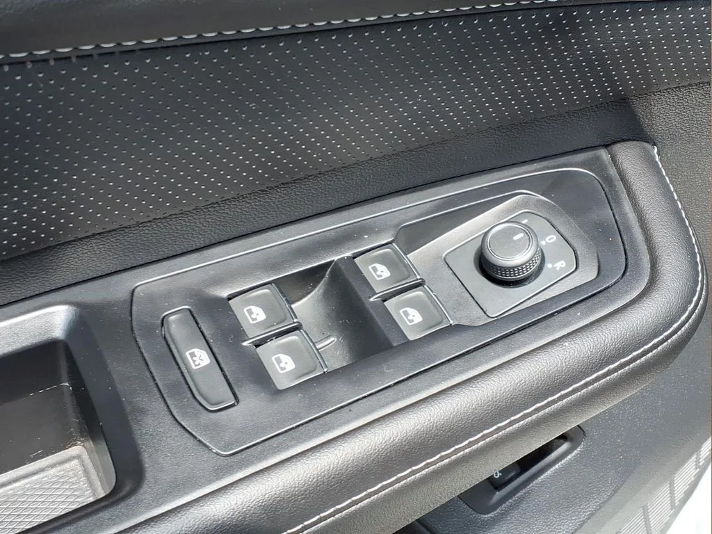 Used 2025  Volkswagen 2.0T SE w/Technology image 19