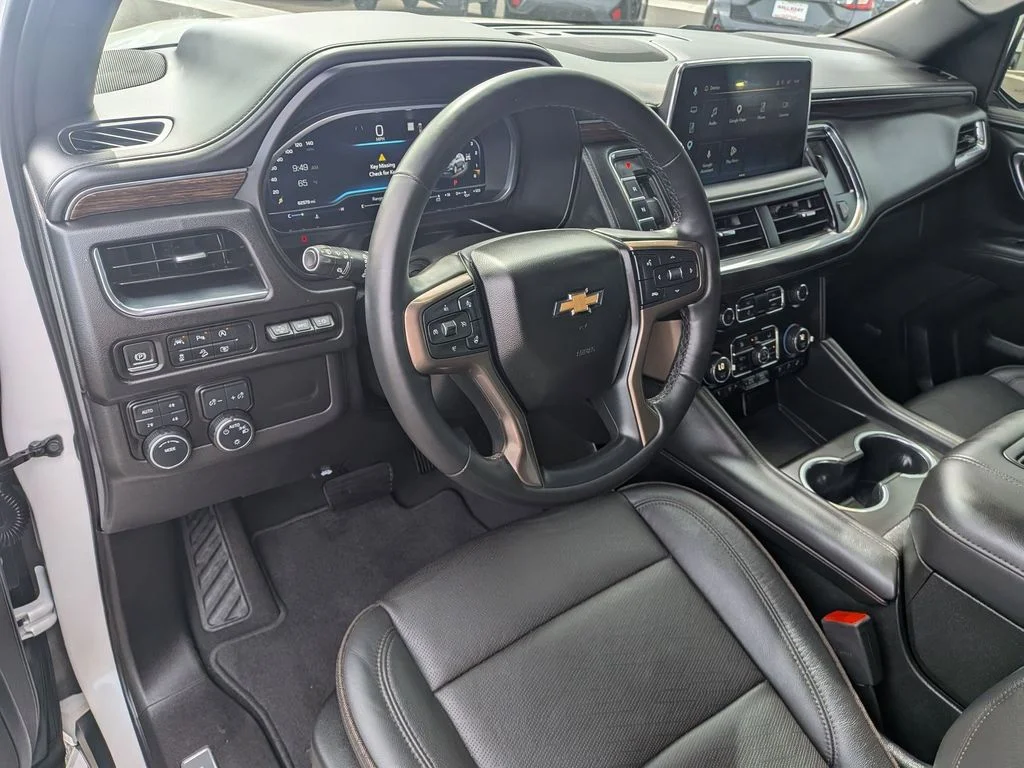 Used 2023 Iridescent Pearl Tricoat Chevrolet High Country image 10