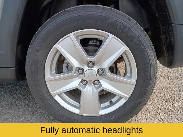 Used 2022 Silver Jeep Latitude image 22