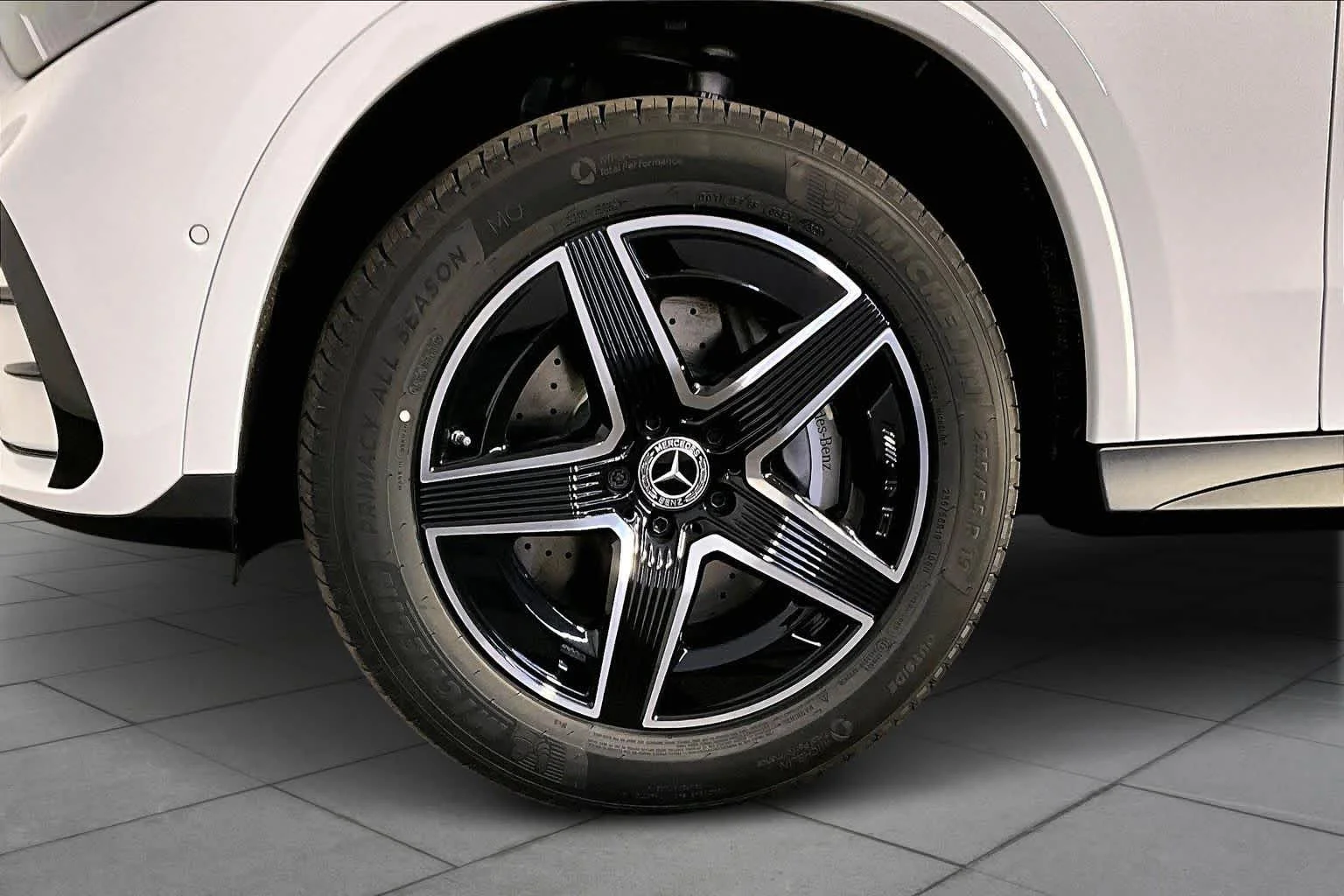 New 2026 MANUFAKTUR Moonlight White Metallic Mercedes-Benz GLC 300 image 17