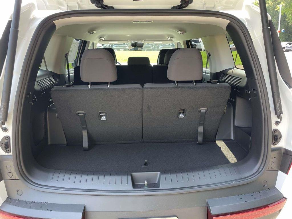 New 2027 White Hyundai SE AWD image 9