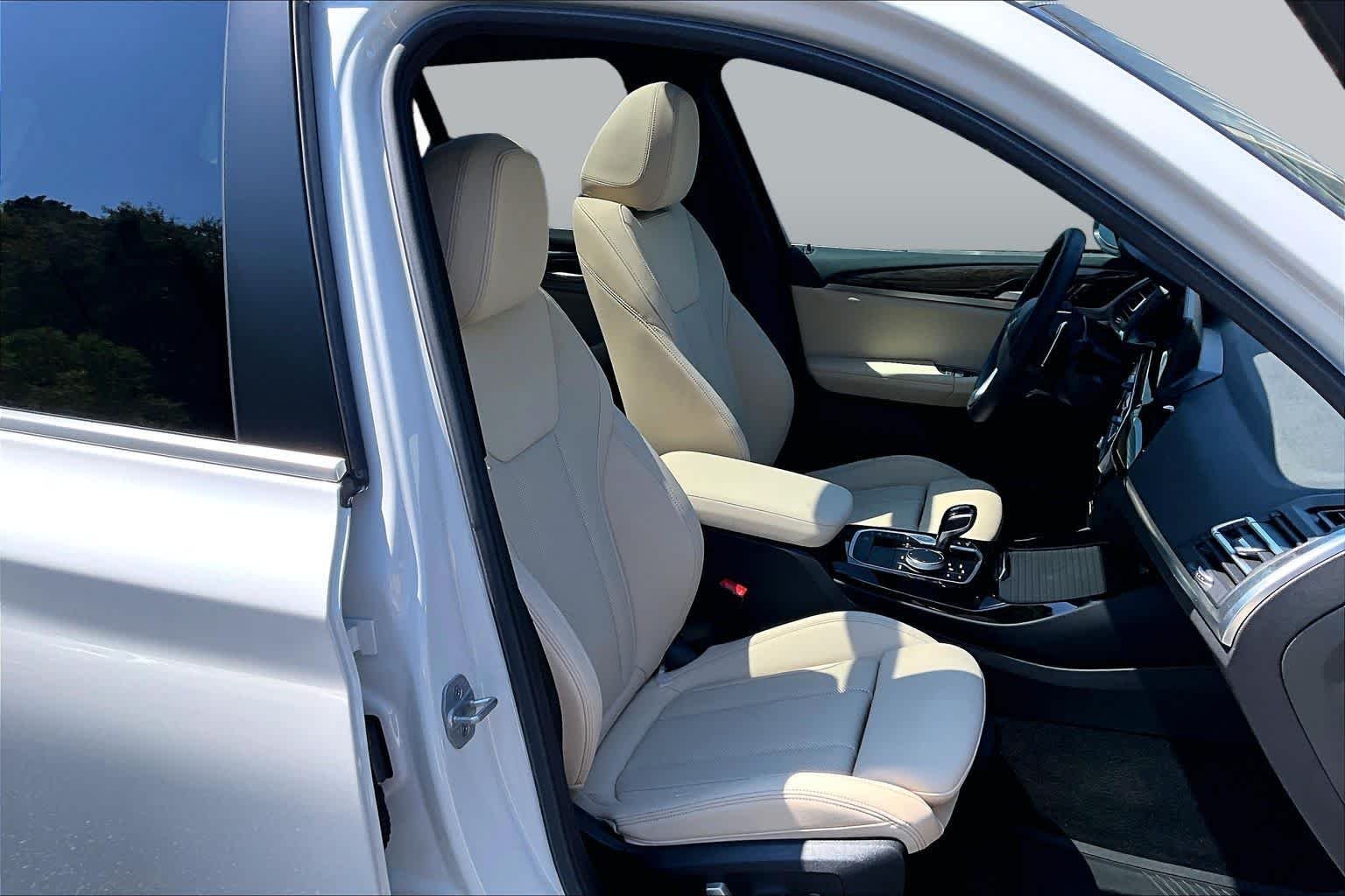 Used 2024 Mineral White Metallic BMW xDrive30i image 9
