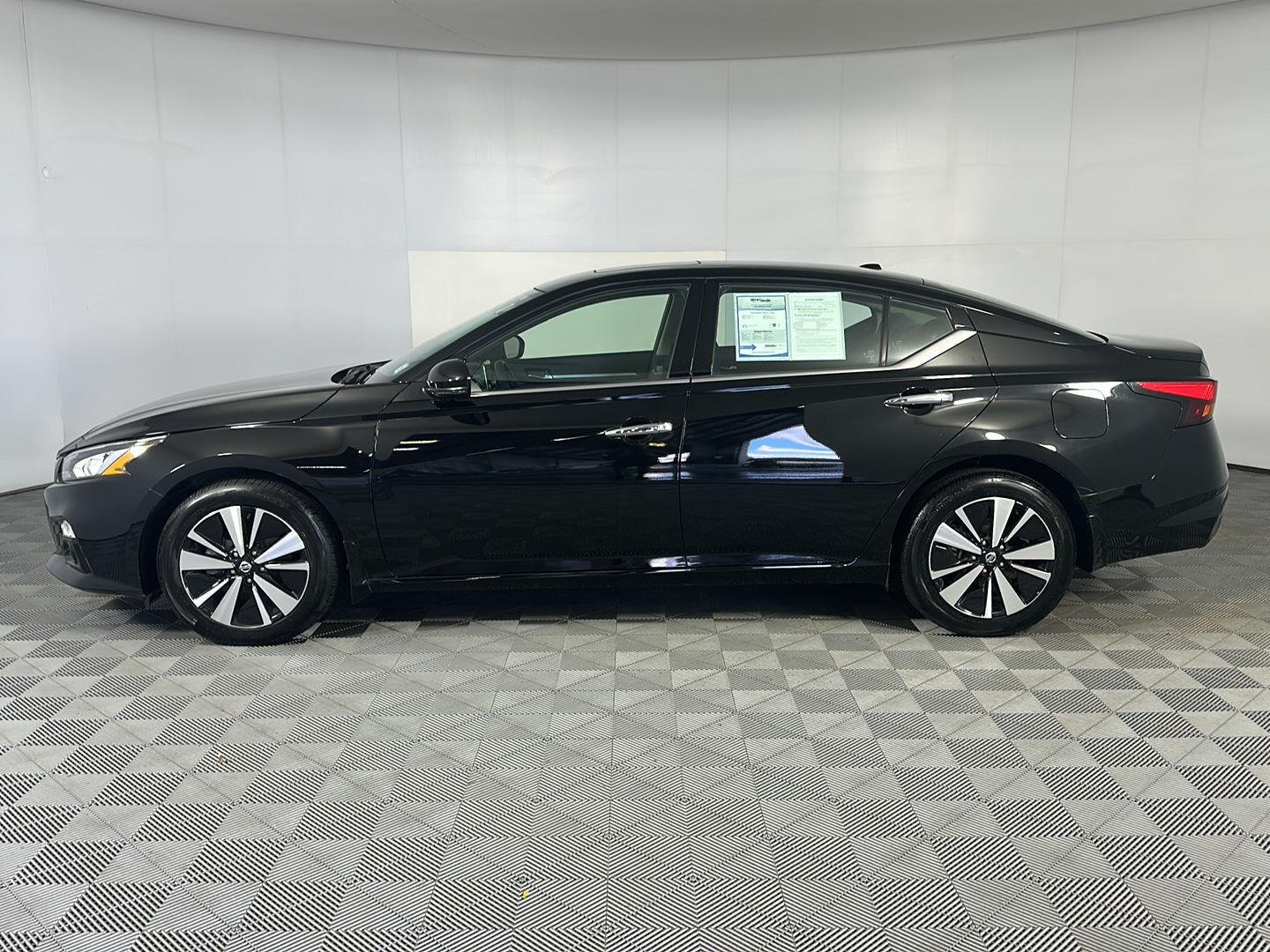 Used 2020 Super Black Nissan 2.5 SV image 5