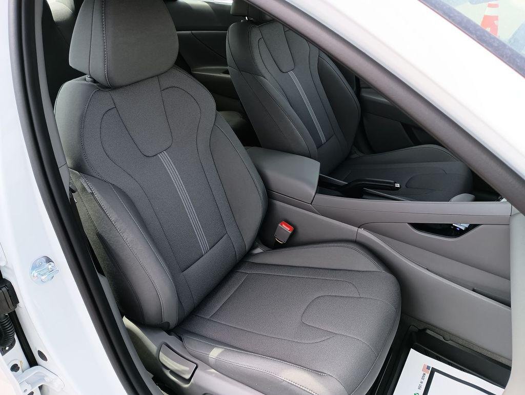 New 2026 White Hyundai SE image 30