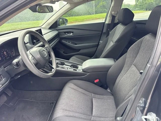 Used 2025 White Honda SE image 16