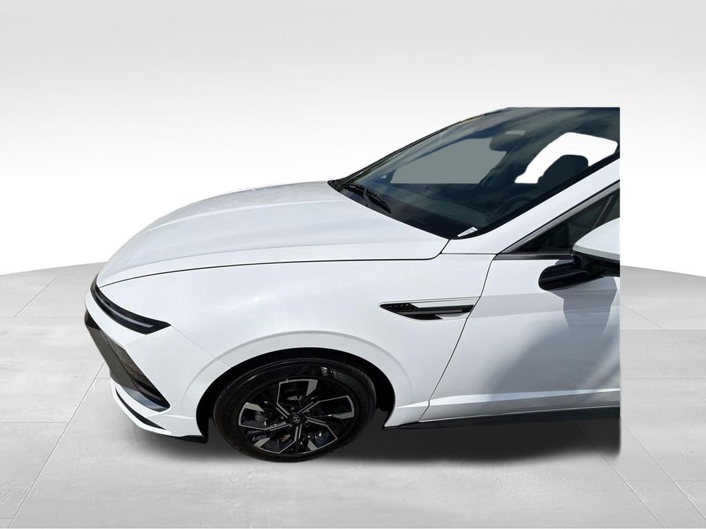Used 2025 White Hyundai SEL image 10