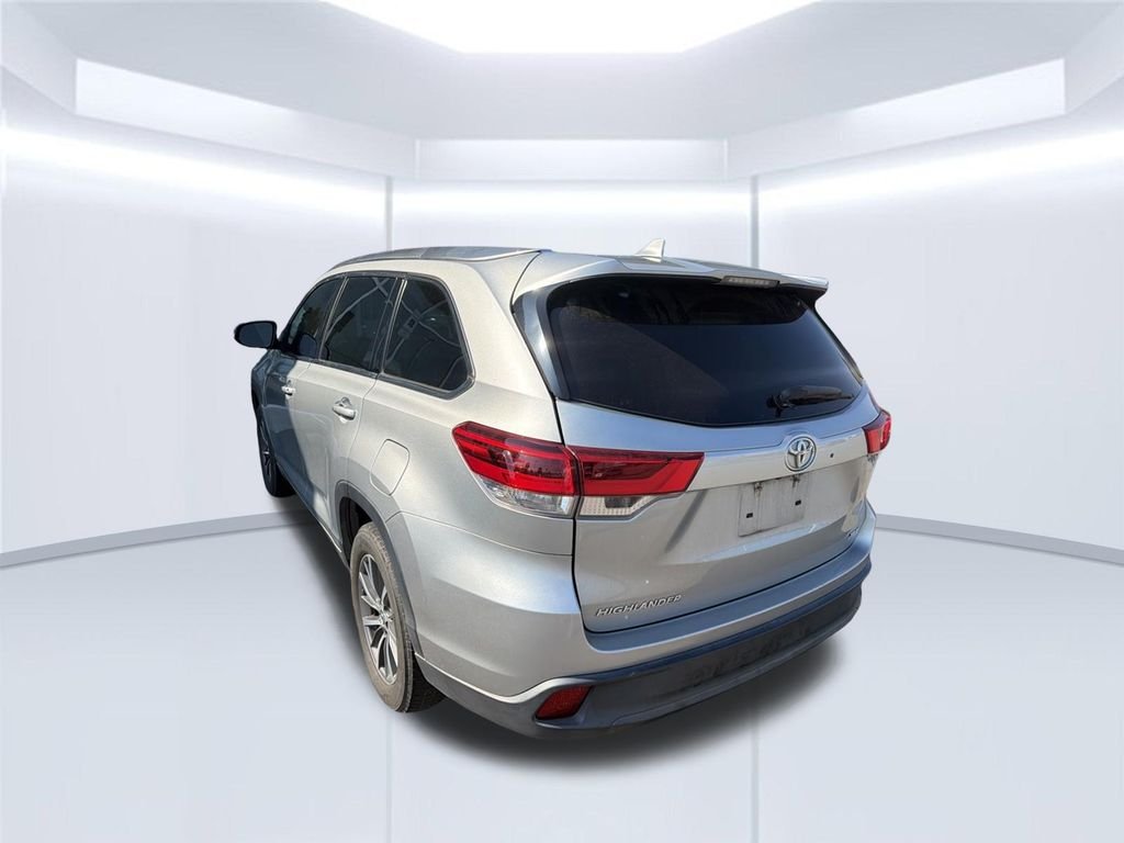 Used 2018 Silver Toyota XLE image 4