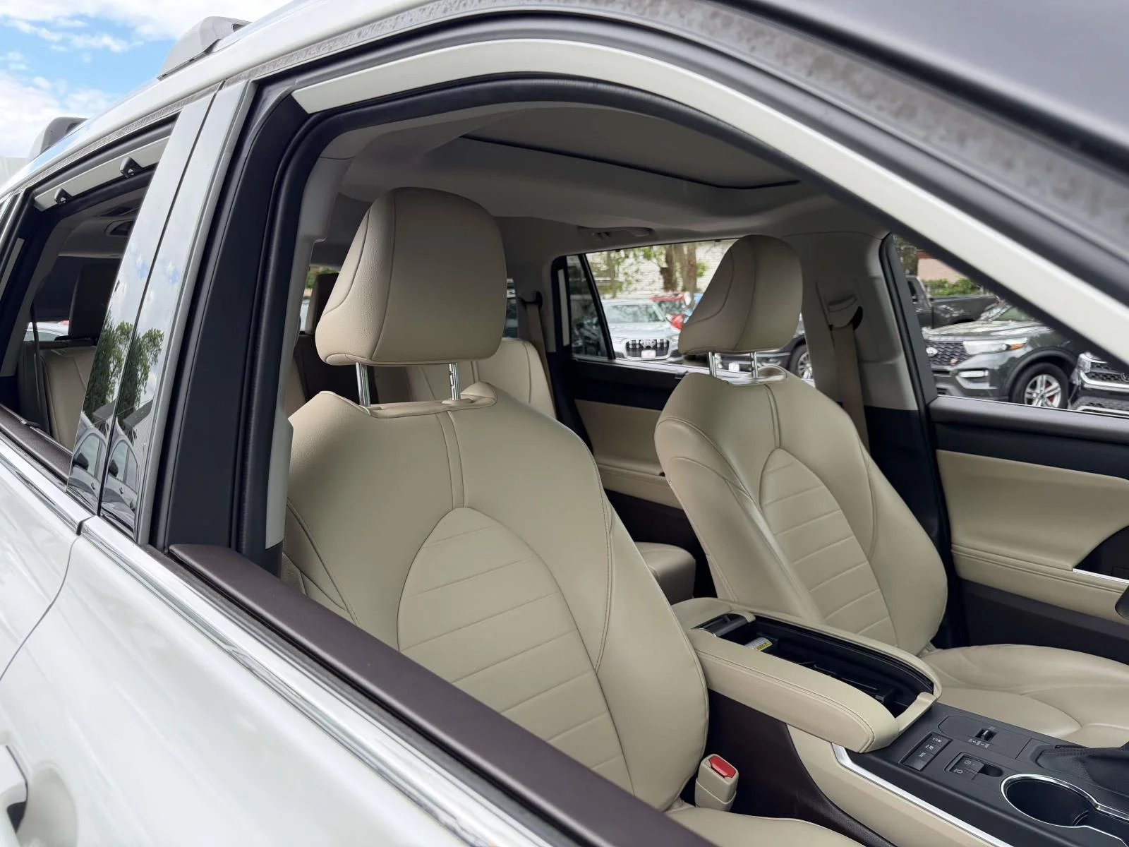 Used 2021 White Toyota XLE image 11