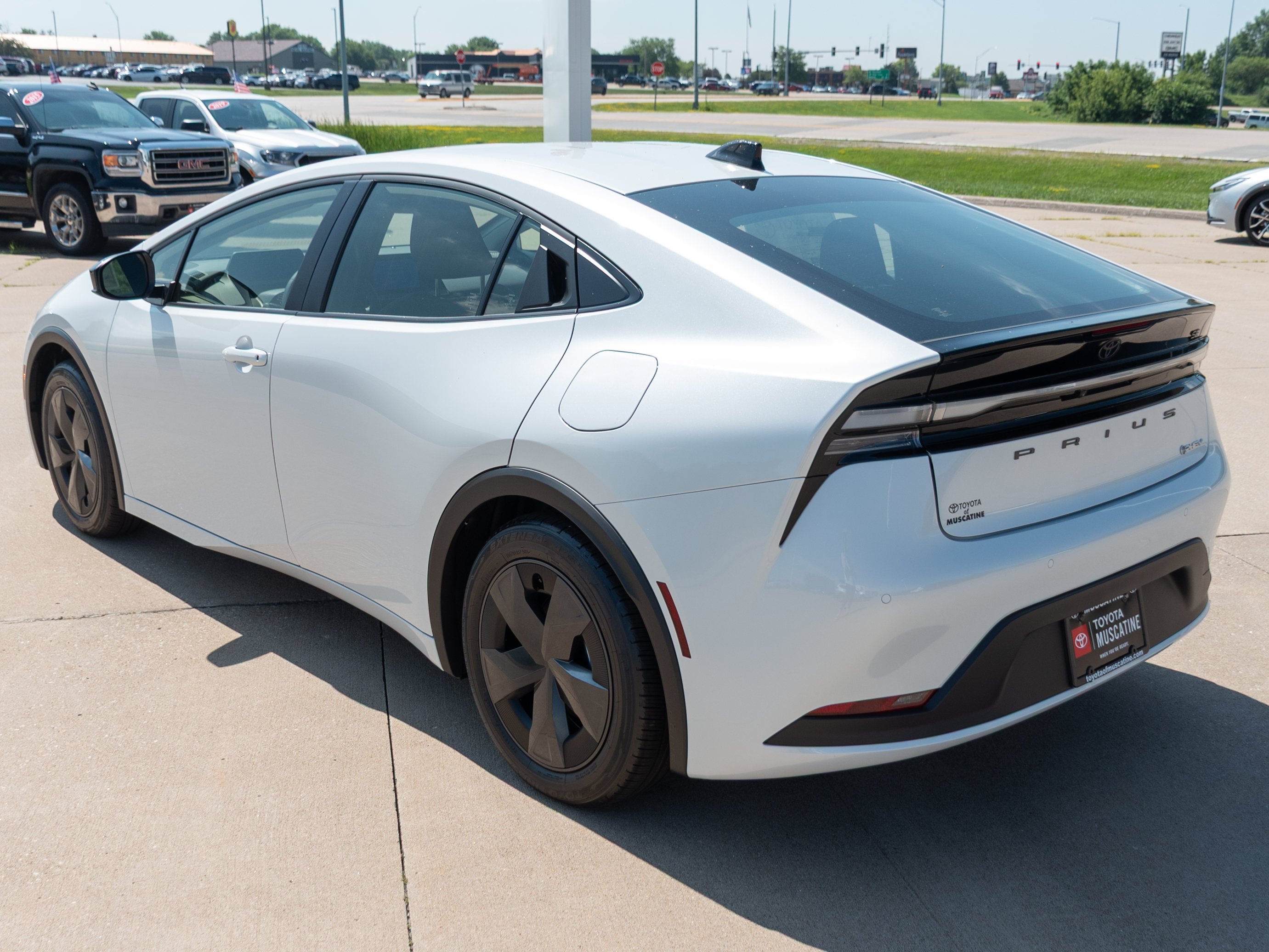 New 2026 Wind Chill Pearl <sup>1</sup> Toyota  SE image 17