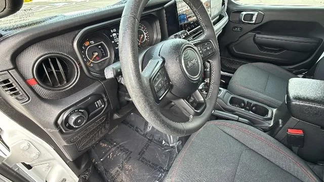 Used 2025 White Jeep 4-Door Rubicon 4x4 image 10