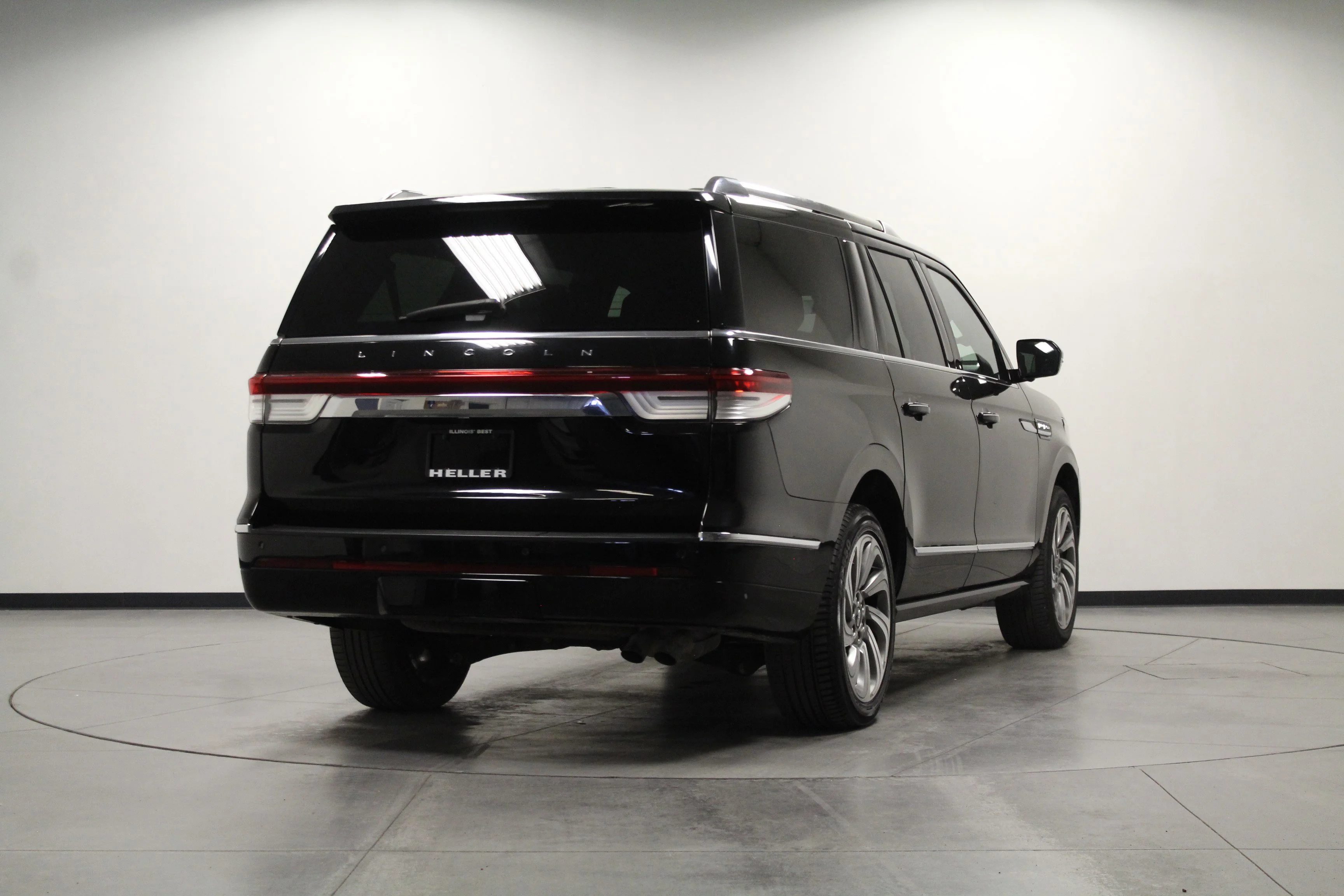 Used 2023 Infinite Black Metallic Clearcoat Lincoln Reserve image 4