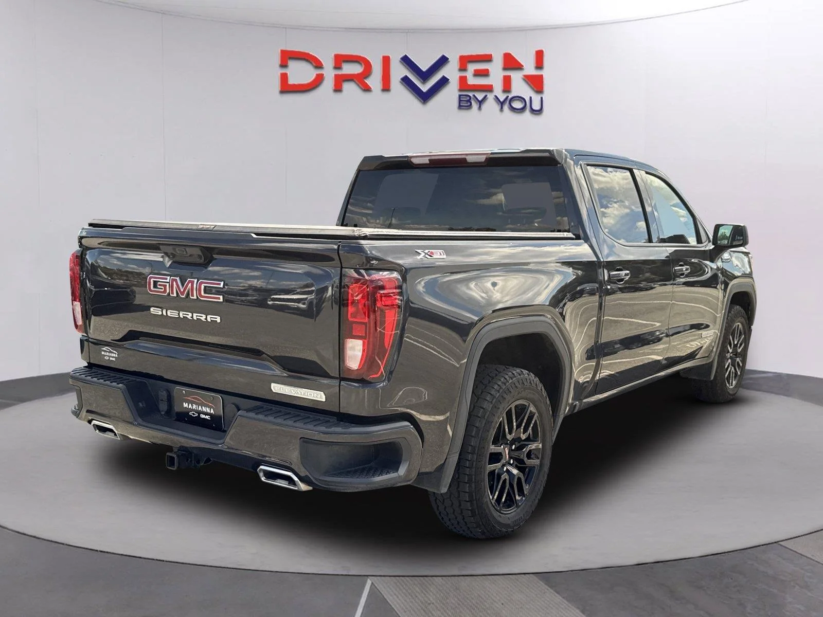 Used 2023 TITANIUM RUSH METALLIC GMC Elevation image 5