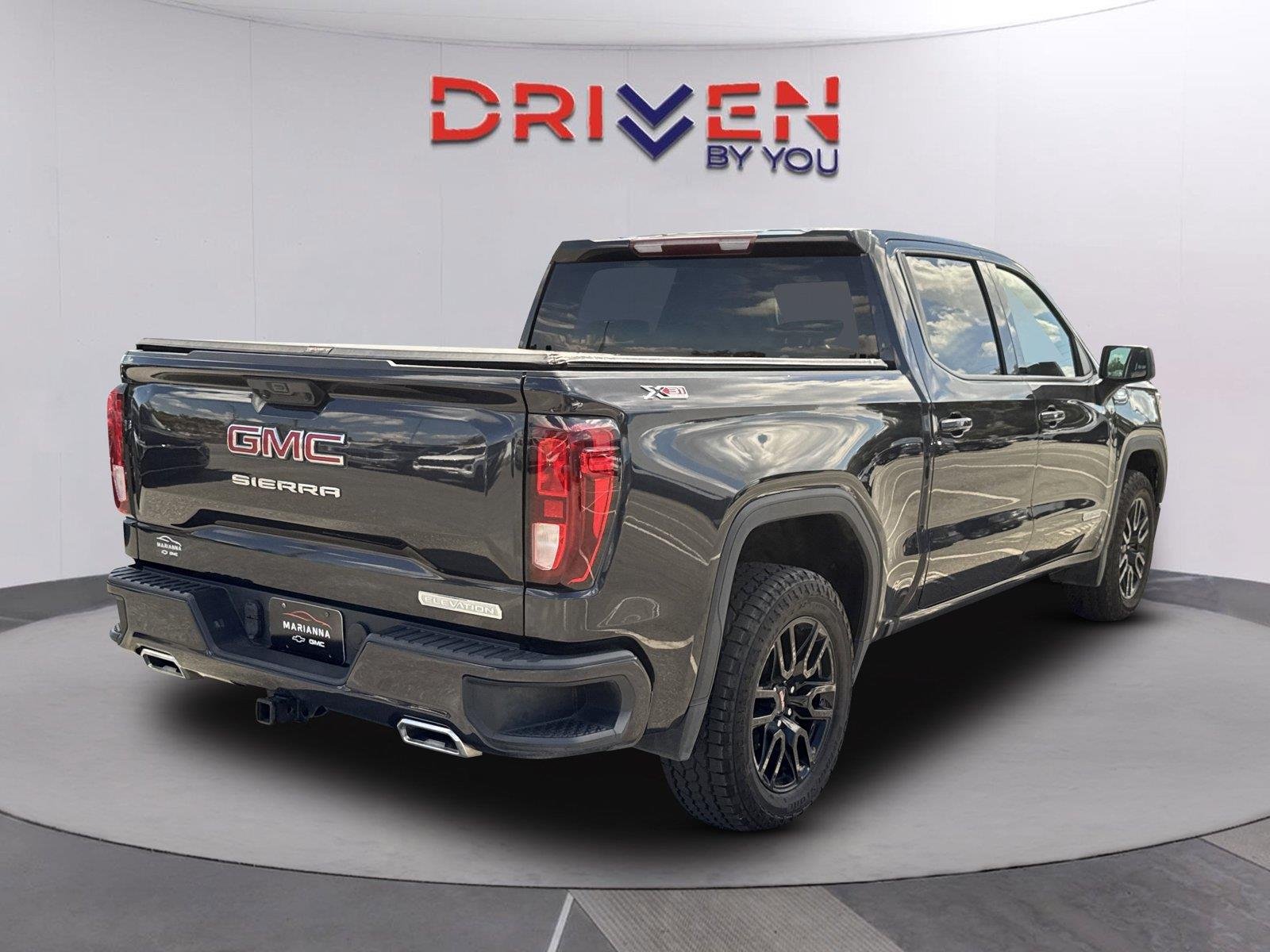 Used 2023 TITANIUM RUSH METALLIC GMC Elevation image 5