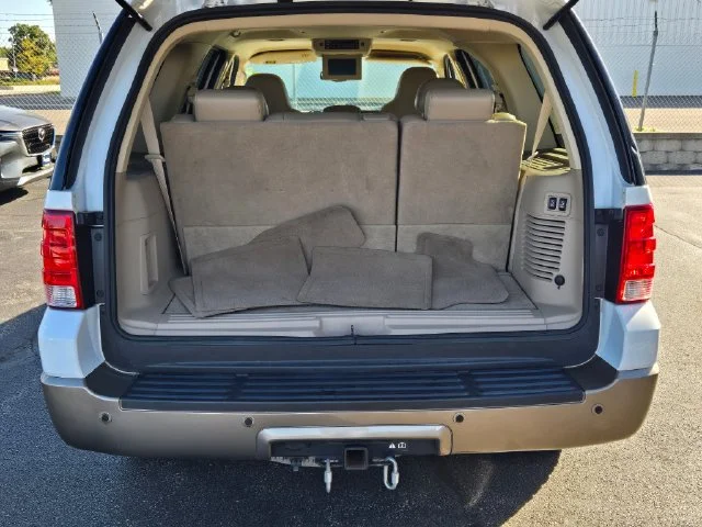 Used 2004 White Ford Eddie Bauer image 16
