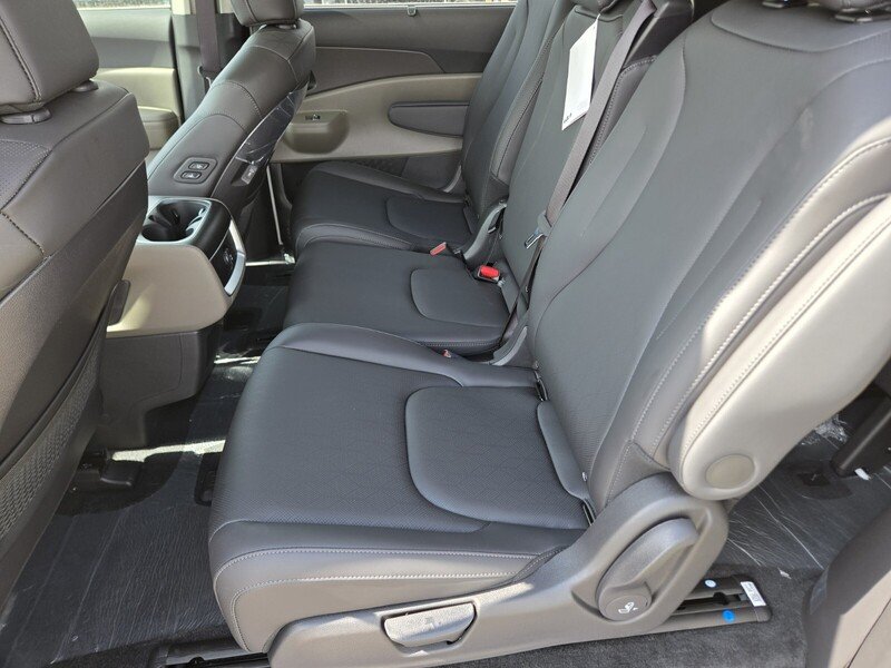 New 2026 Snow White Pearl Kia EX image 7