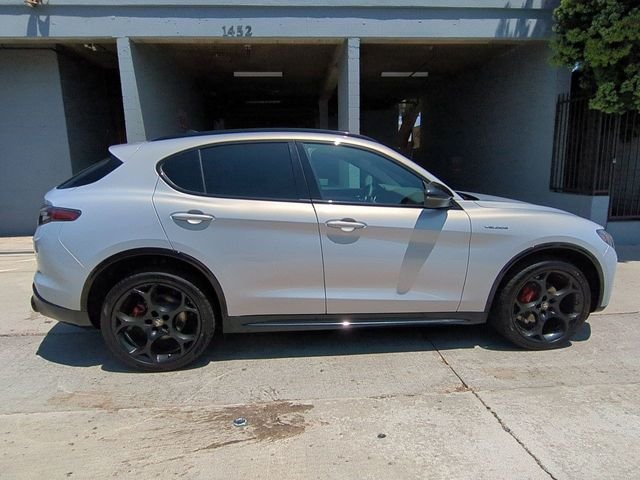 New 2026 Moonlight Gray Metallic Exterior Paint Alfa Romeo Veloce image 8