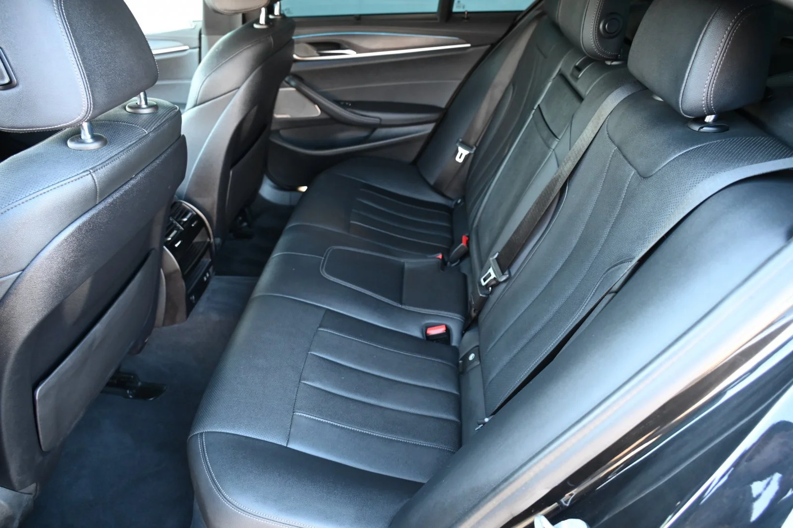 Used 2022 Black Sapphire Metallic BMW 530e iPerformance image 14