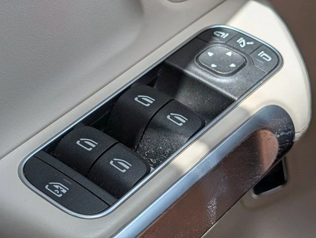 Used 2021  Mercedes-Benz GLB 250 image 24