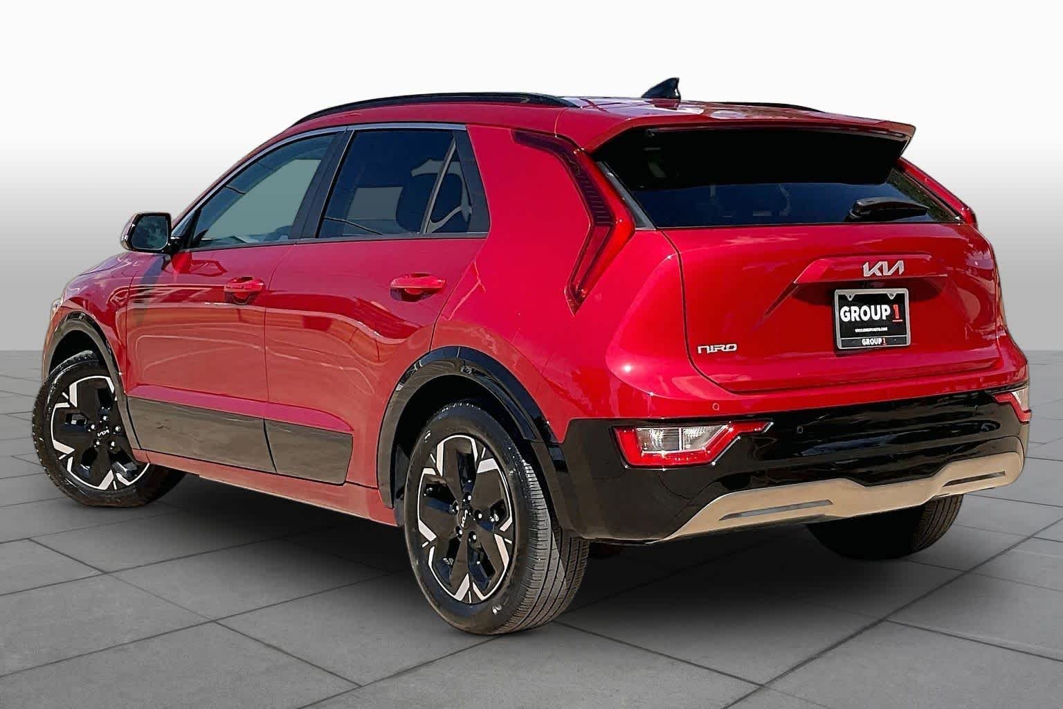 Used 2023 Runway Red Kia Wind image 11