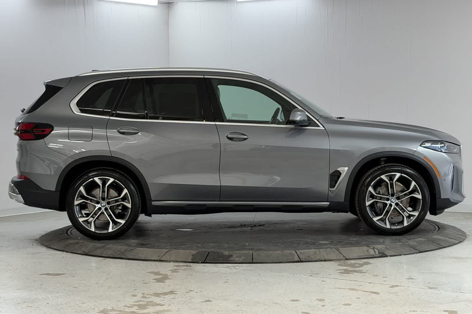 New 2026 Skyscraper Grey Metallic BMW xDrive40i image 8