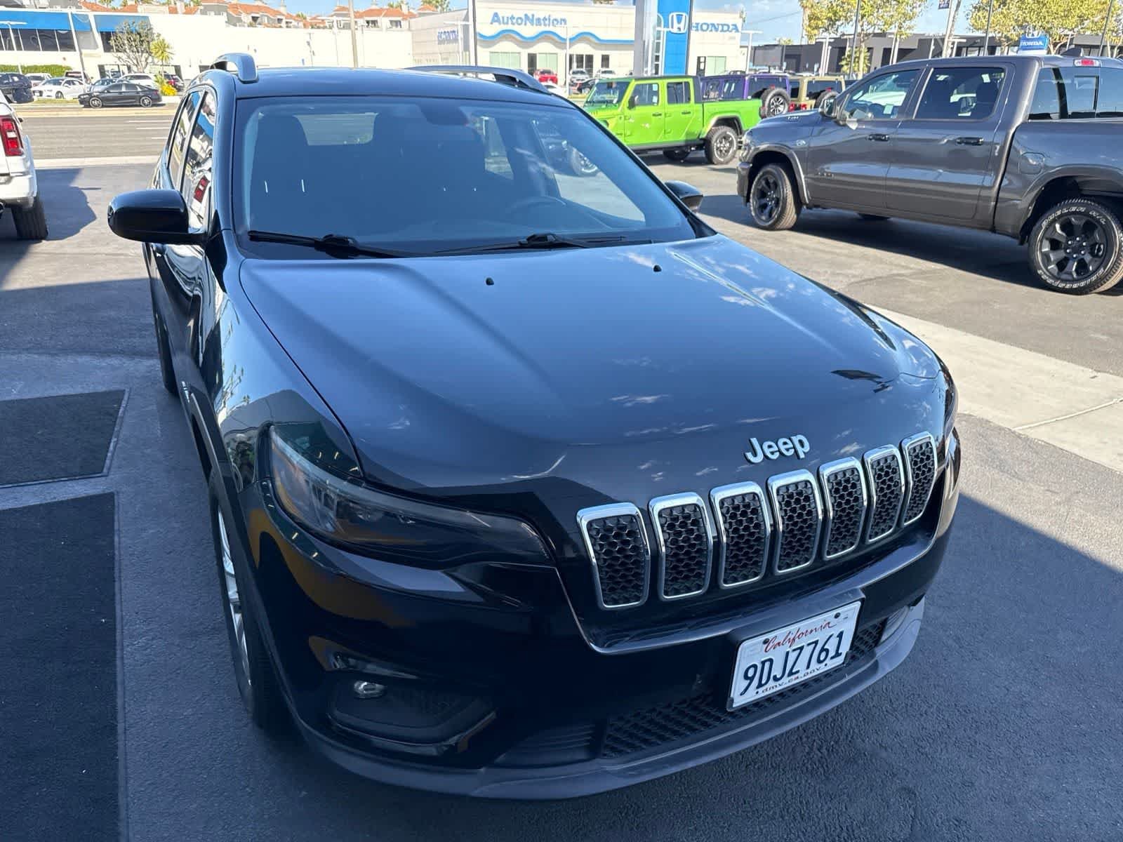 Used 2019 Diamond Black Crystal Pearlcoat Jeep Latitude image 6