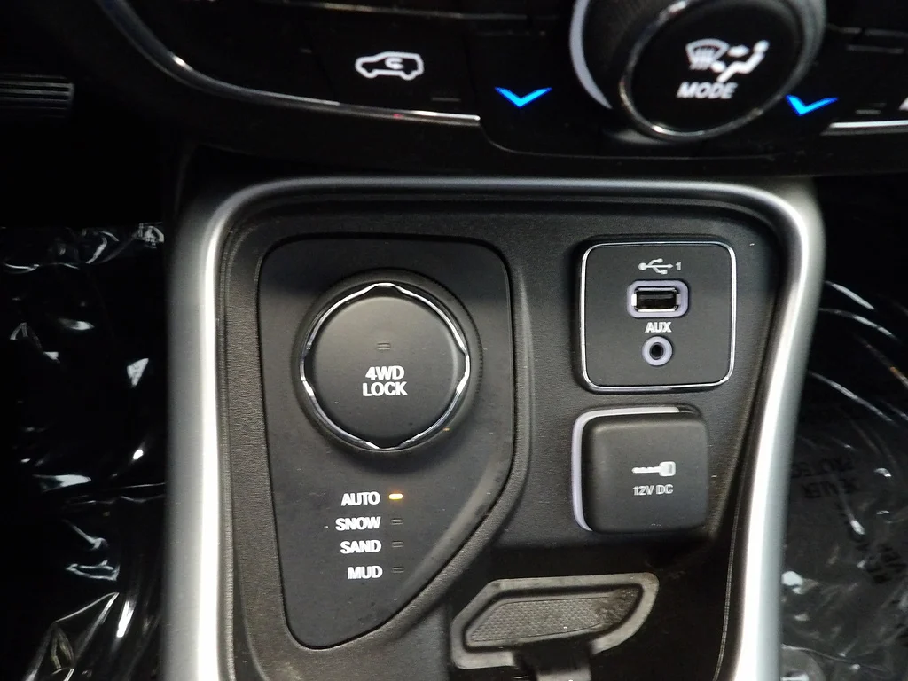 Used 2021 Granite Crystal Metallic Clear Coat Jeep Latitude image 32