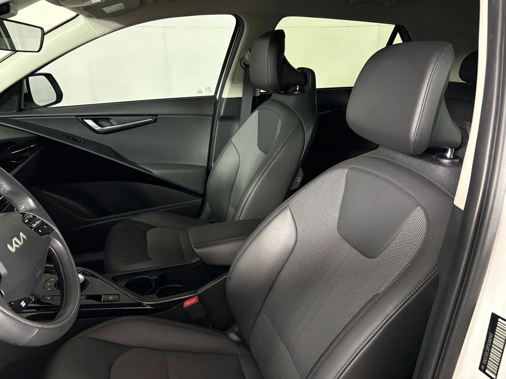 Used 2023 Snow White Pearl Kia Wind image 18