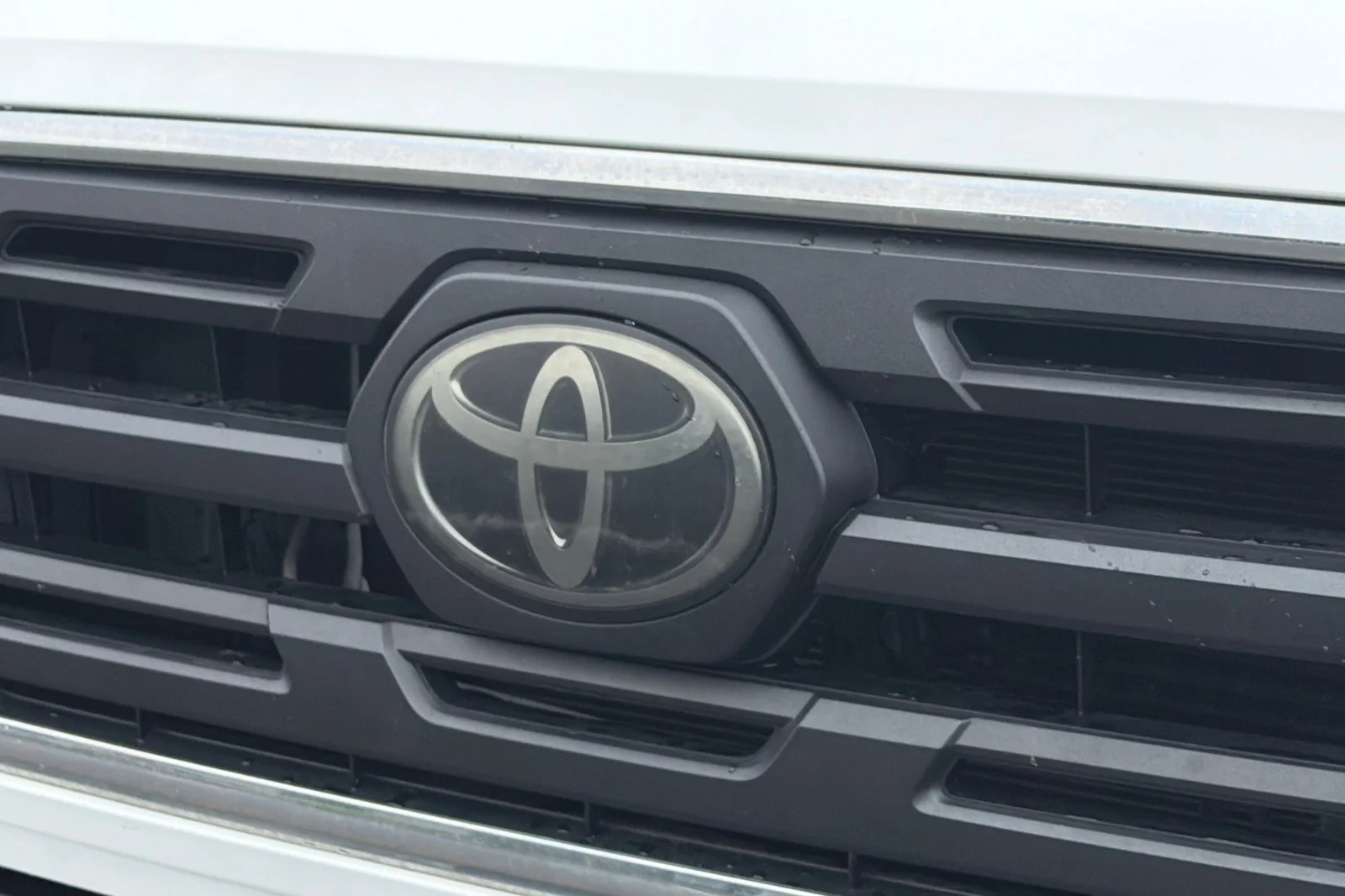 Used 2018 White Toyota SR5 image 37