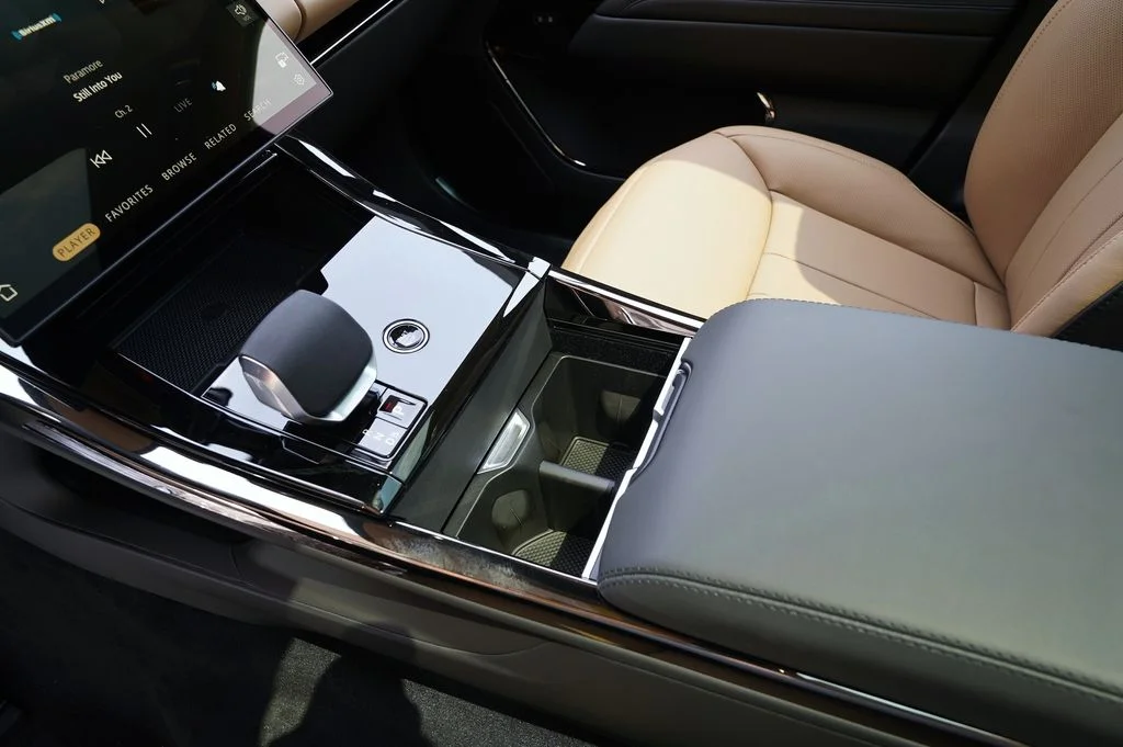 New 2026 Fuji White Land Rover Dynamic SE image 30