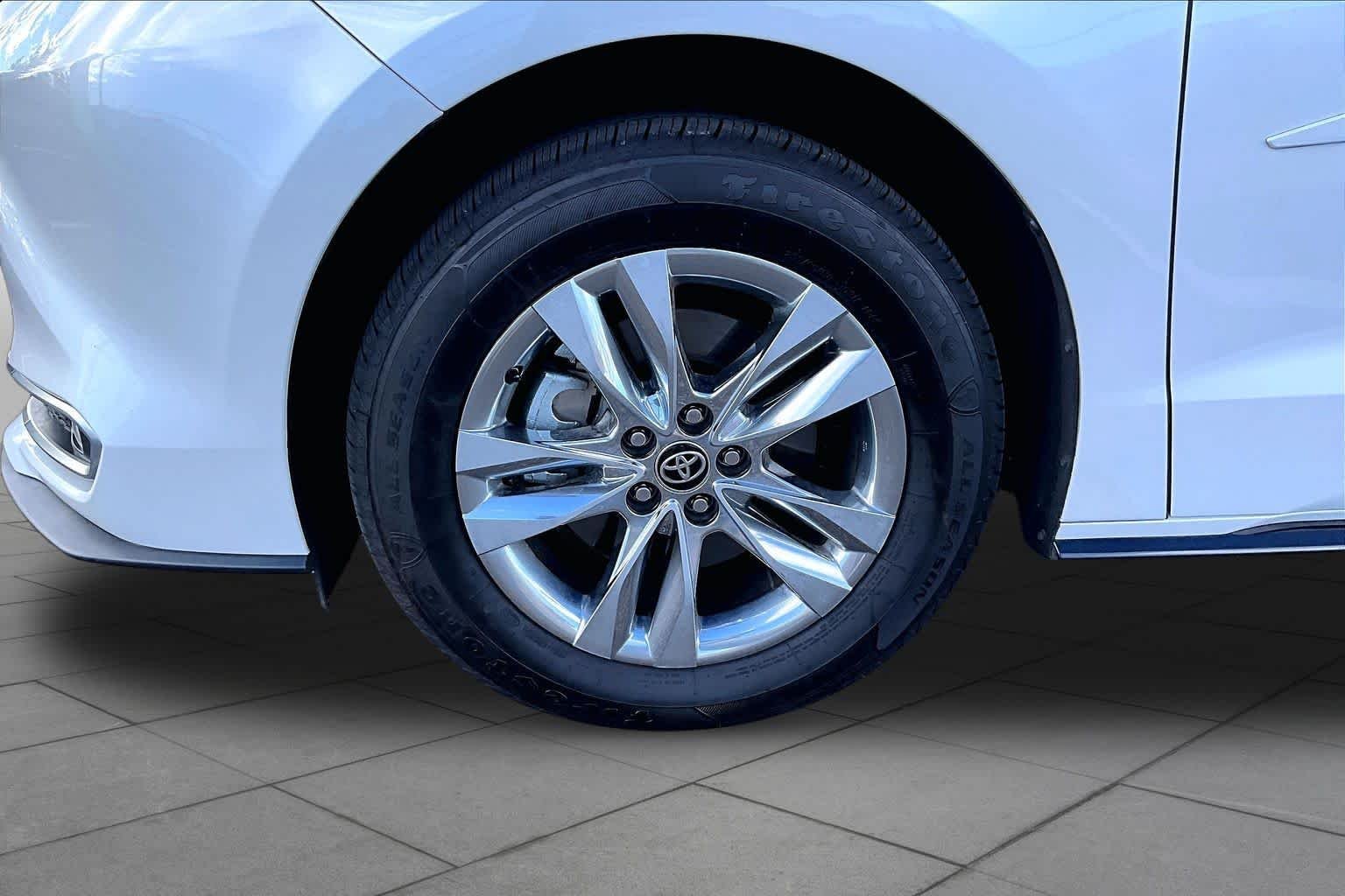 Used 2025 Wind Chill Pearl Toyota Limited image 10
