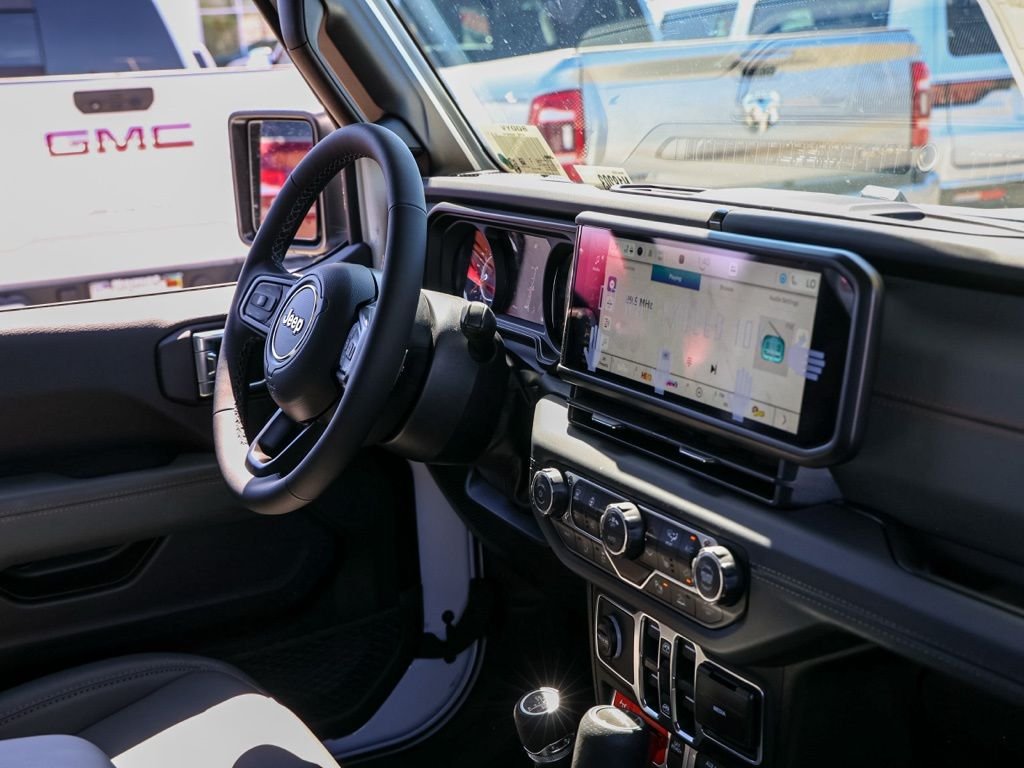 New 2026 Bright White Clear-Coat Exterior Paint Jeep Mojave image 18