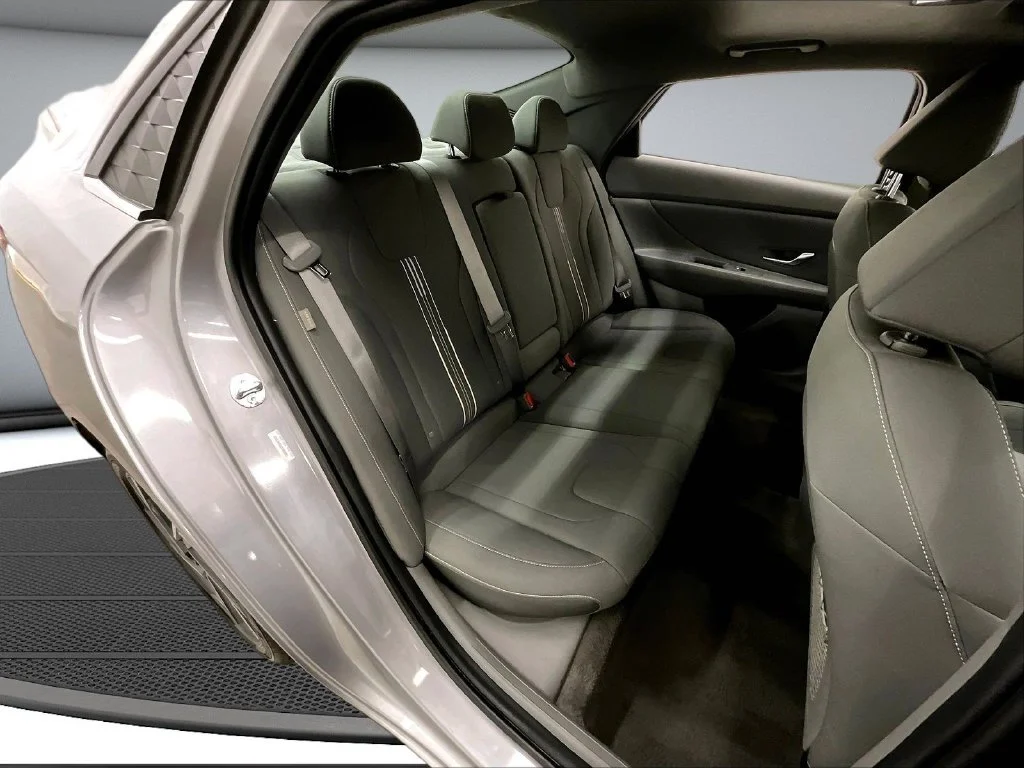 Used 2025 Silver Hyundai SEL Convenience image 25