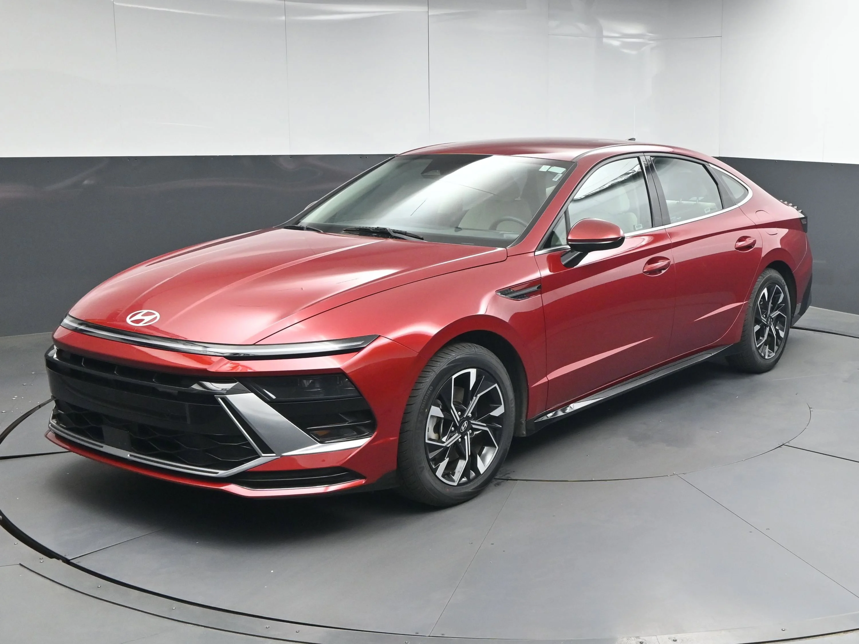 Used 2025 Ultimate red Hyundai SEL image 3