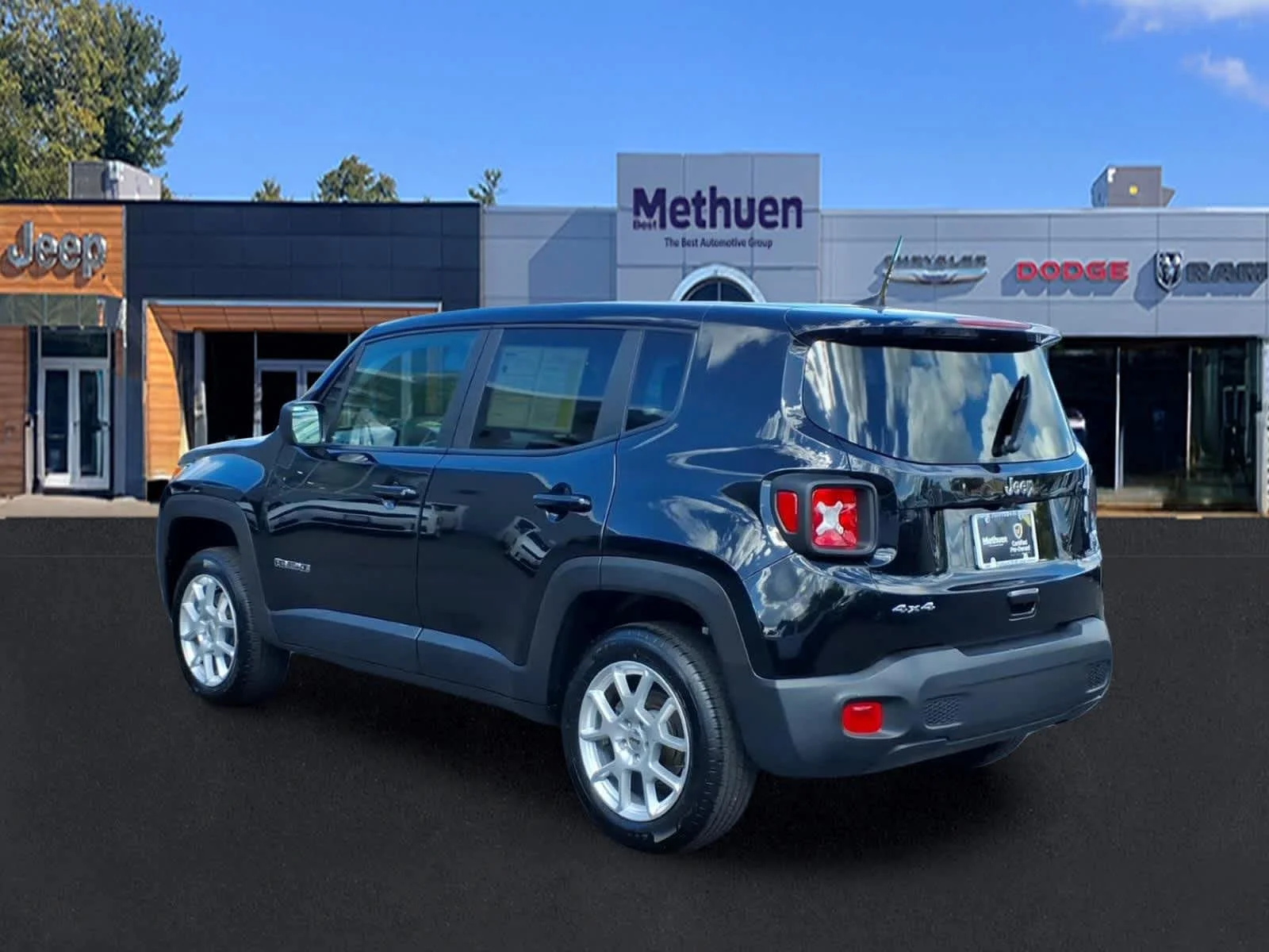 Used 2023 Black Clearcoat Jeep Latitude image 7