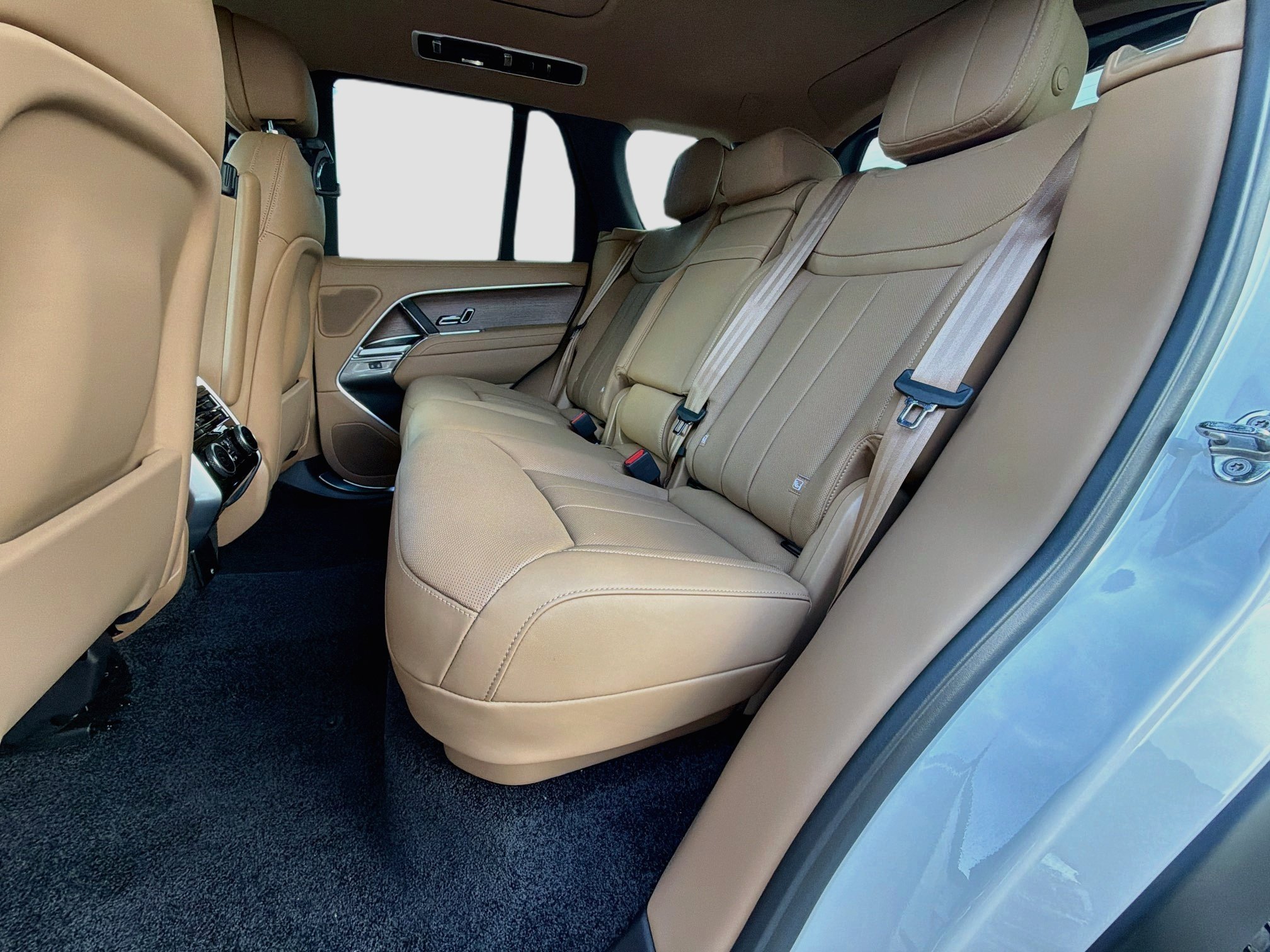 New 2027 Ostuni Pearl White LAND ROVER SE image 22