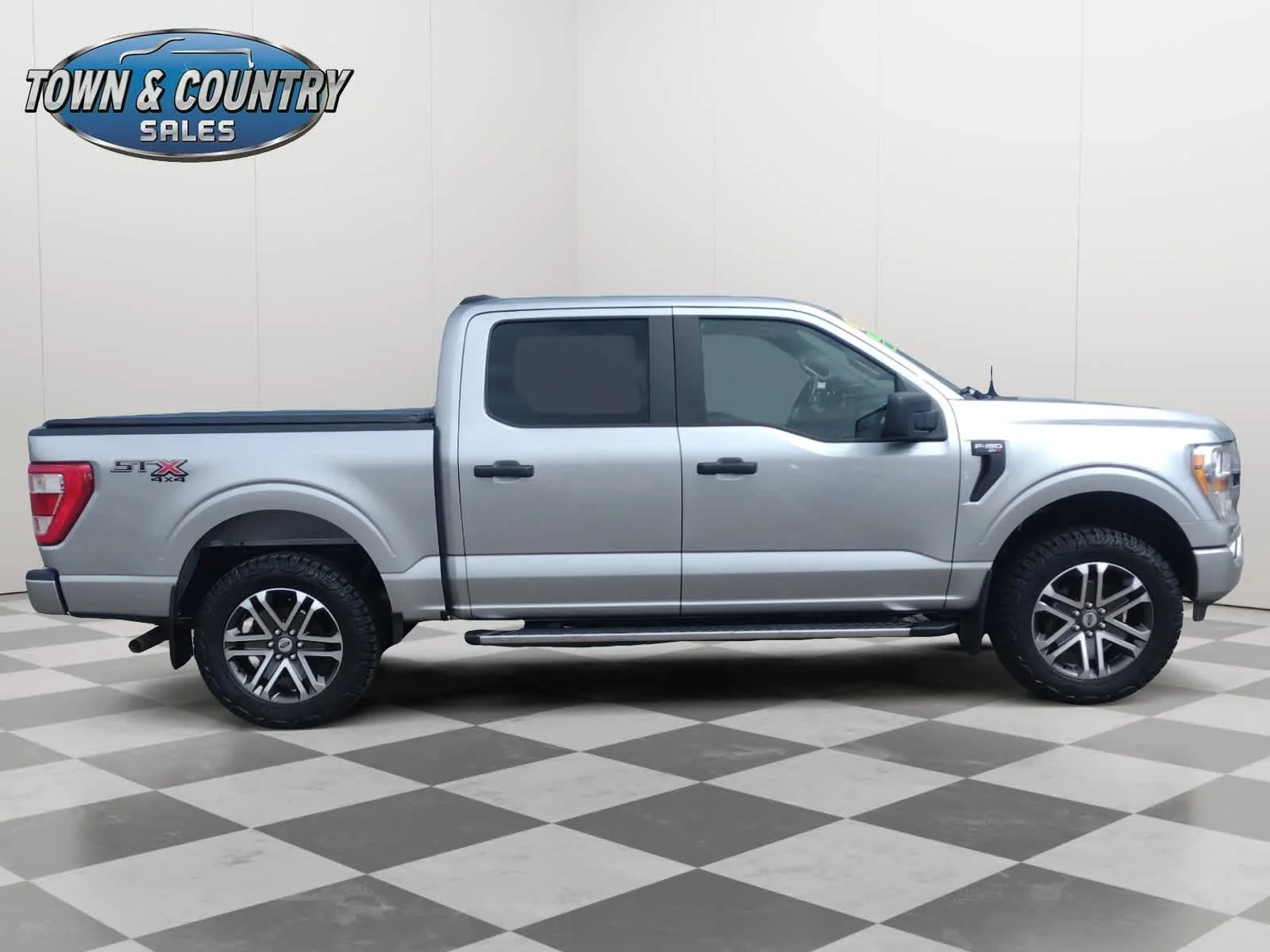 Used 2021 Iconic Silver Metallic Ford XL image 7