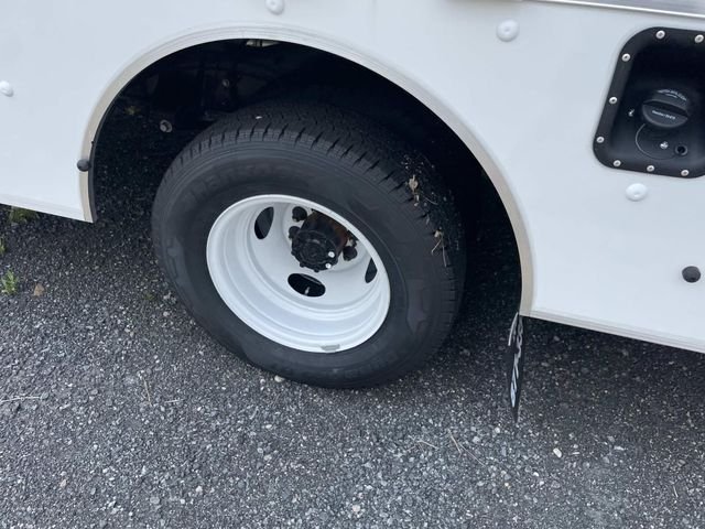 New 2027 Oxford White Ford E-350 SRW image 4