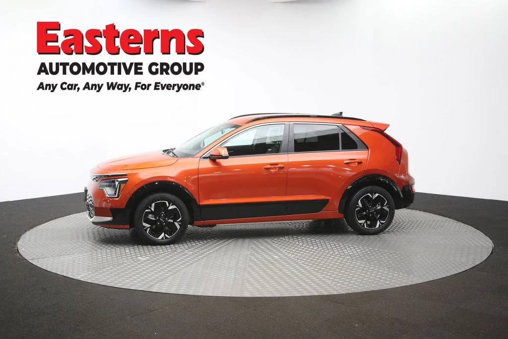 Used 2023 Red Kia Wind image 57