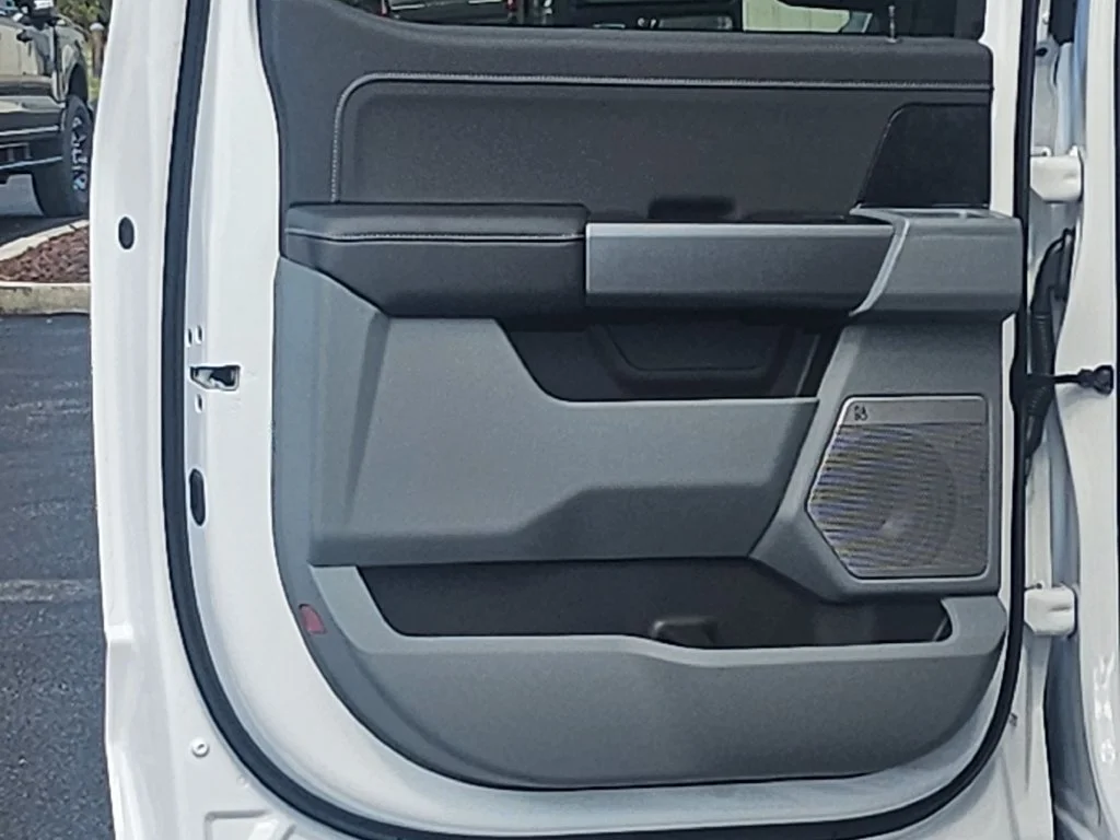 New 2027 Oxford White Ford F-350® XLT image 35