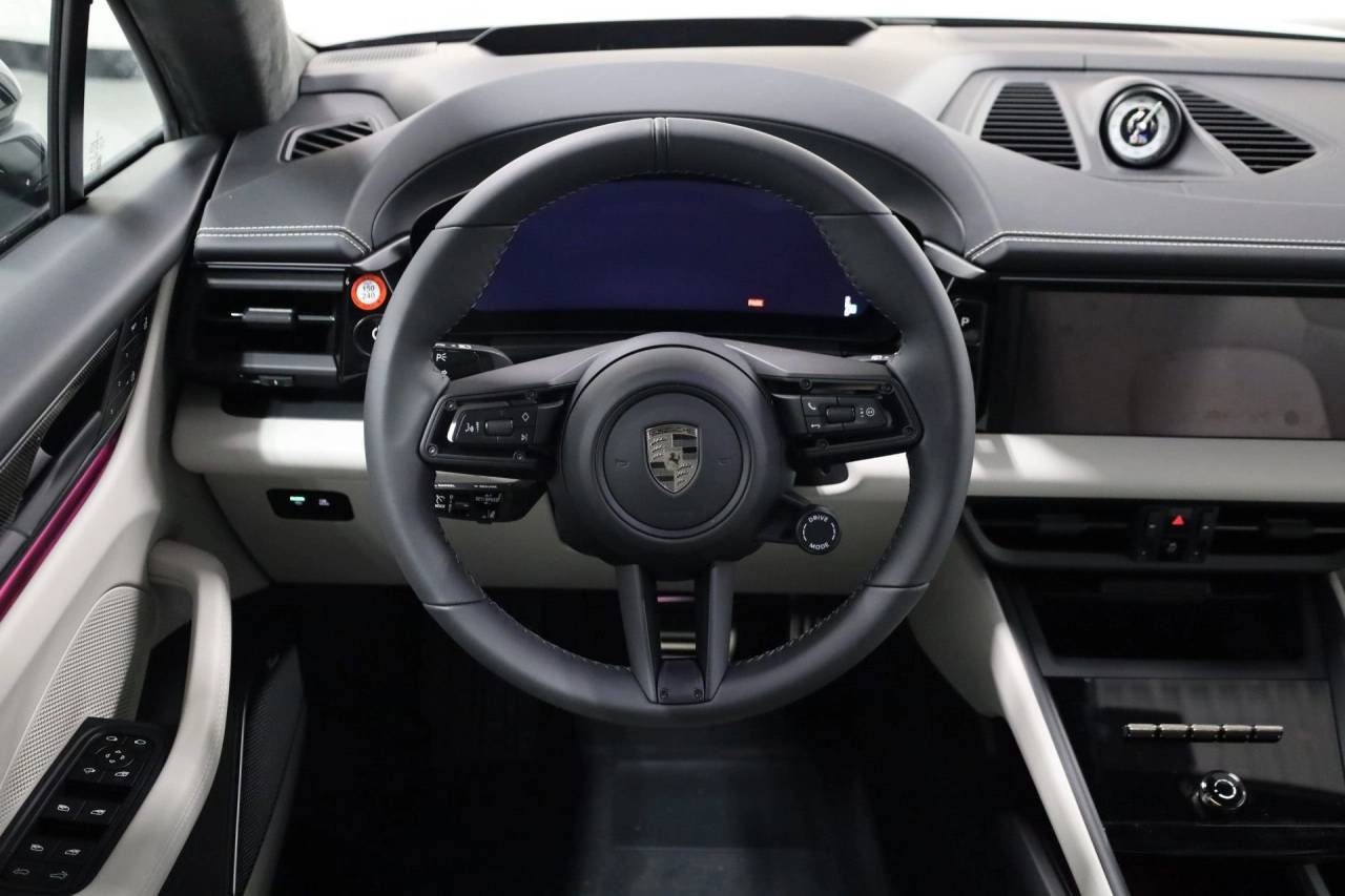 2025 Porsche Macan Turbo Electric - Photo 24